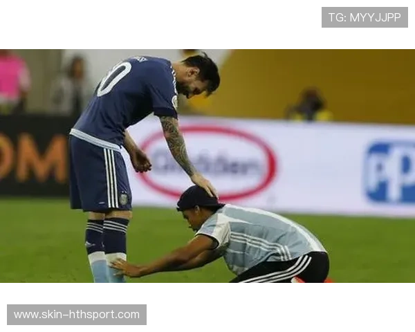 球王待遇！安哥拉球迷对梅西疯狂膜拜